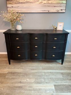 Elegant Black 9-Drawer Dresser