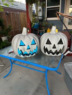 Large Halloween pumpkins lot