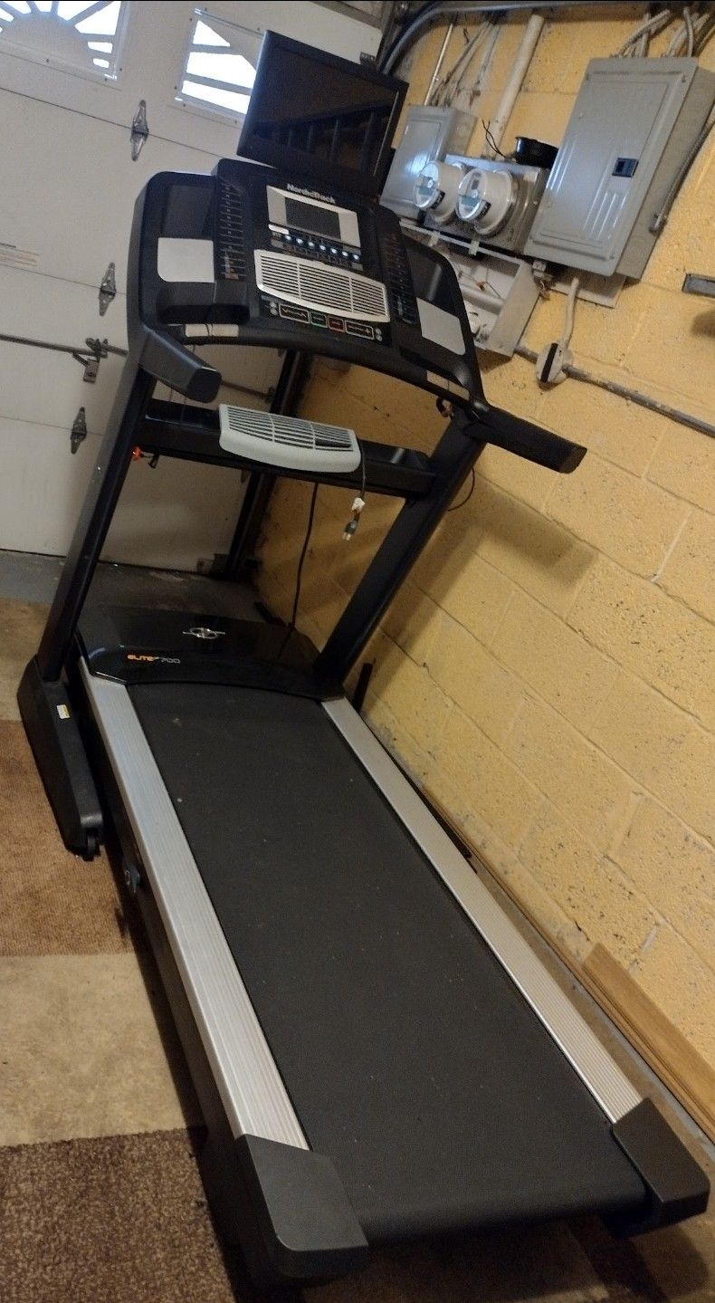 Nordictrack Treadmill. Like BRAND NEW.$1000