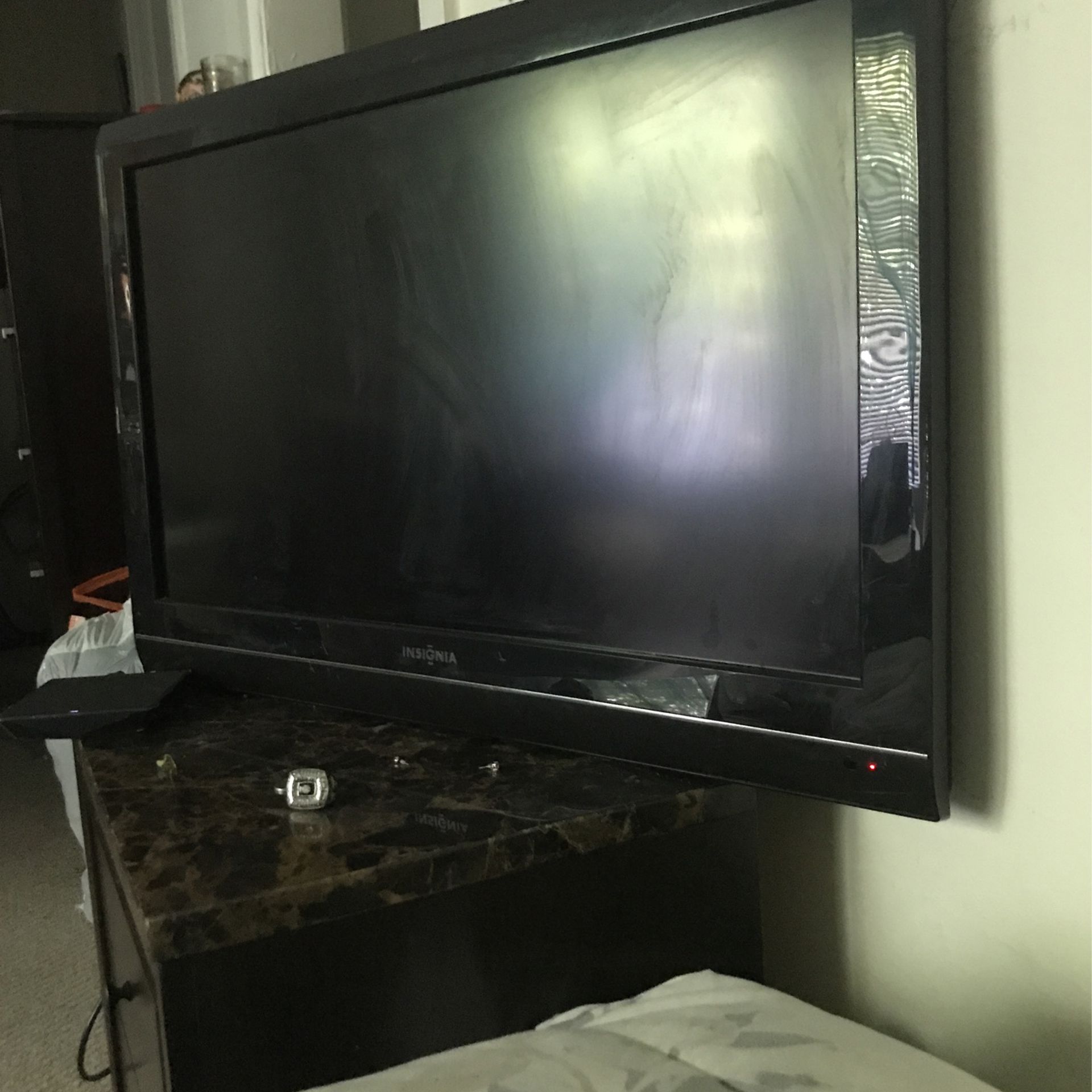 Insignia tV 32” Used I have 15 Tvs For 40-65  Each Or Make your best Offer. Like They Say  One Mans Trash Is The Next Mama Treasure 💯