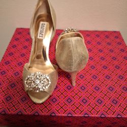 Beautiful Woman's Dress Shoes,Brand BADGLEY MISHKA,SIZE 37.5,COLLOR GOLD