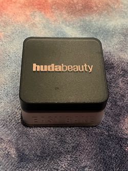 $39 | HUDA Beauty Easy Bake “Cupcake” Loose Baking & Setting Powder