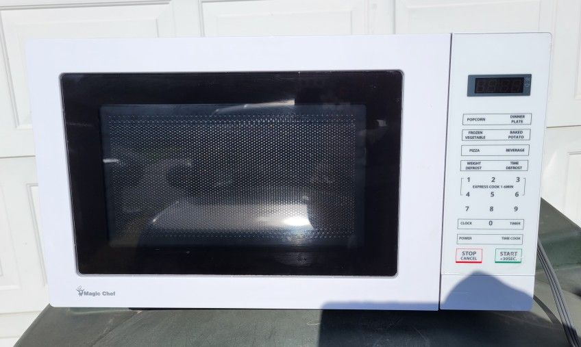 Magic Chef Countertop 0.7 Cu Microwave $35