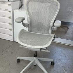 Herman Miller Aeron Pre-owned Chair 