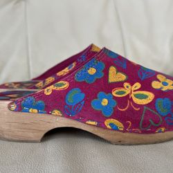 Noble burgundy color of the clogs, with charming flowers, Made In Italy, Natural Wood And Suede.  Size Kids 2,5-2 Or W6,5-7