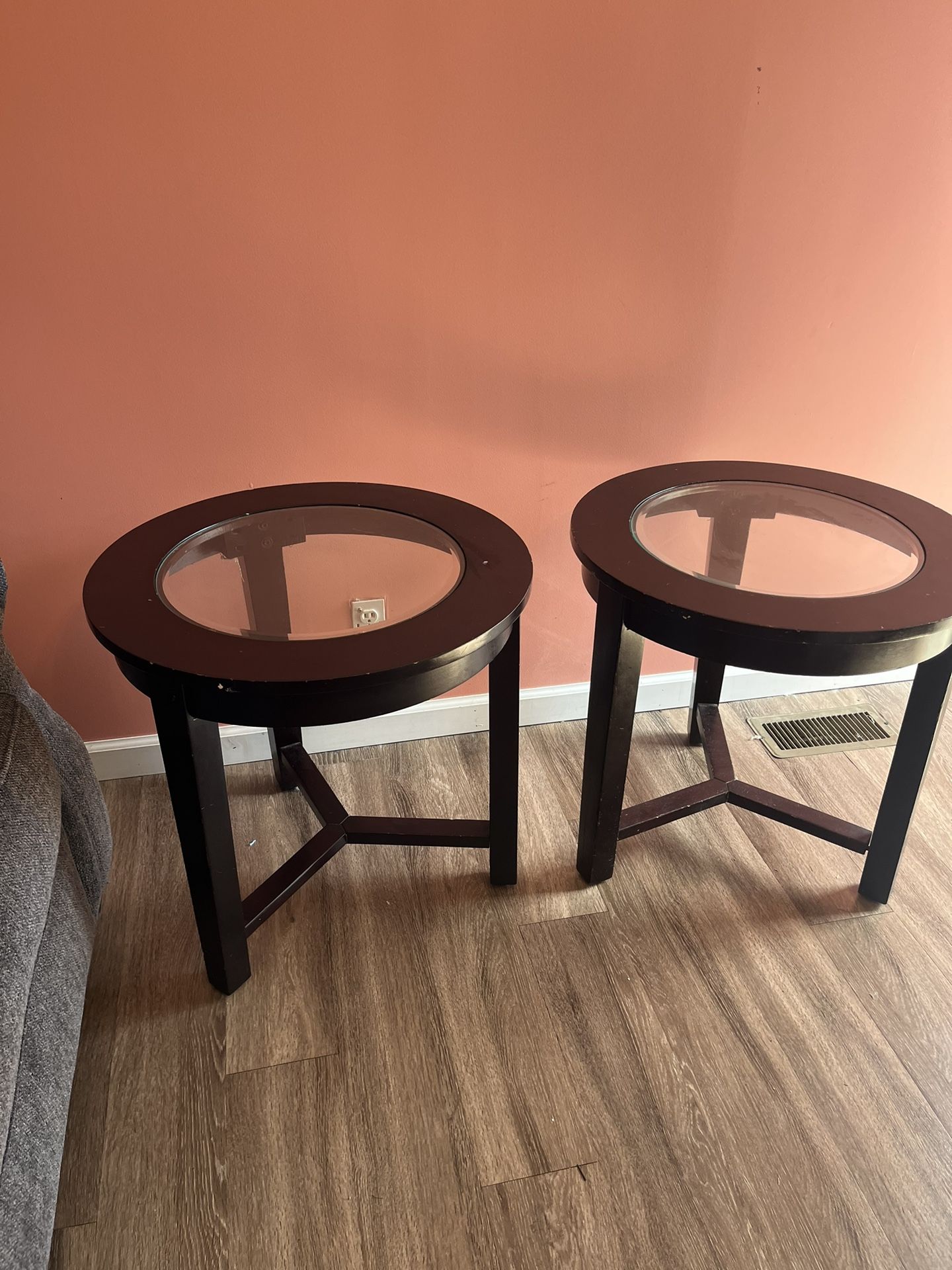 2 Beautiful End Tables 