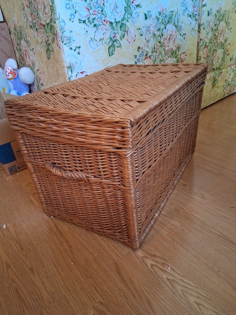 Wicker Hinged Storage Box Basket App 16x26 Great Condition Home Decor