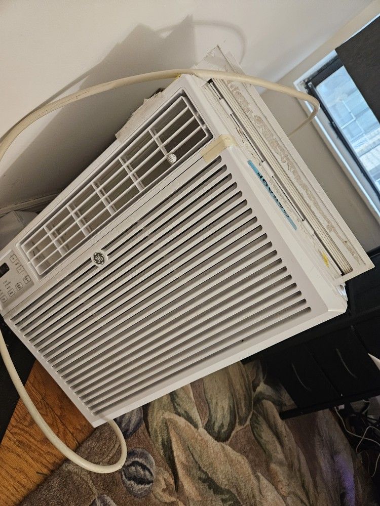 GE 12000 BTU AC Window Unit With Remote And Wifi