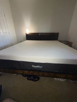 Cool Gel Memory Foam 12 Inch King Size Mattress With King Size Bed Frame With Charging Station