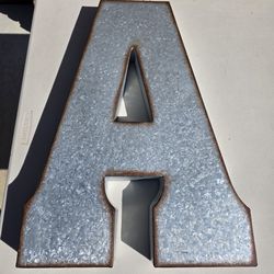 METAL LETTER DECOR