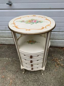 Gorgeous Side Table in Long Island great neck