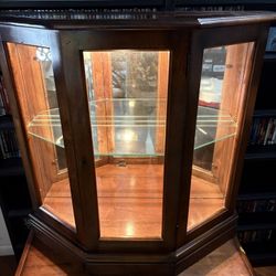 Pulaski Furniture Corporation Lighted Curio Cabinet