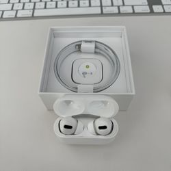 AirPods Pro - With Wireless Charging Case 