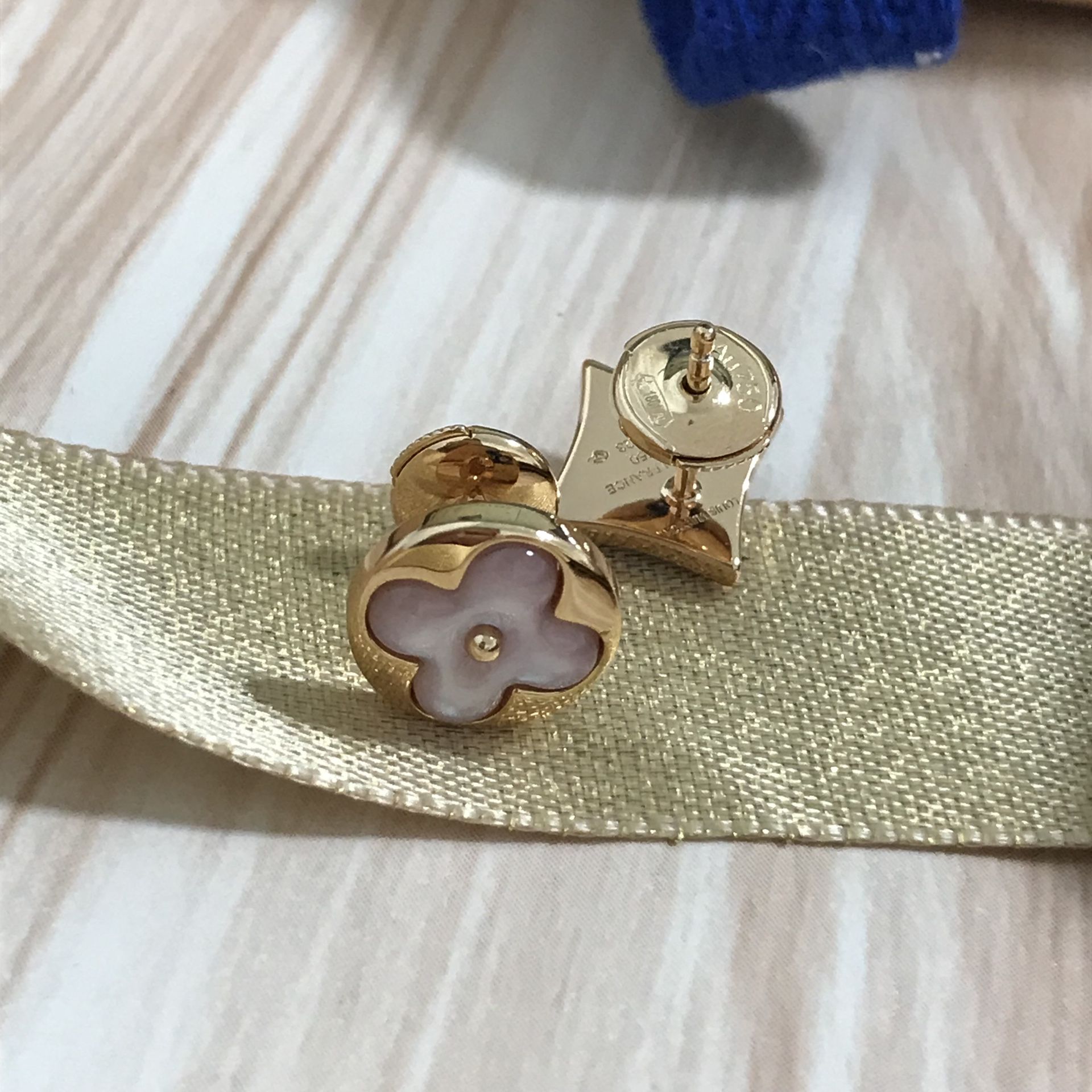 Authentic Louis Vuitton Iconic Earrings for Sale in Chula Vista, CA -  OfferUp