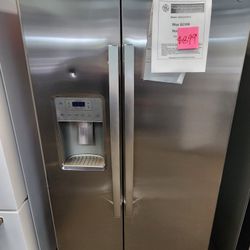 25.1 cu. ft Side-by Side Refrigerator in
Fingerprint Resistant Stainless Steel