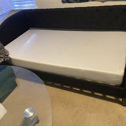 Day Bed With Twin Memory Foam Mattress 