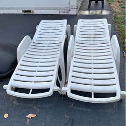 Lounge Chairs 