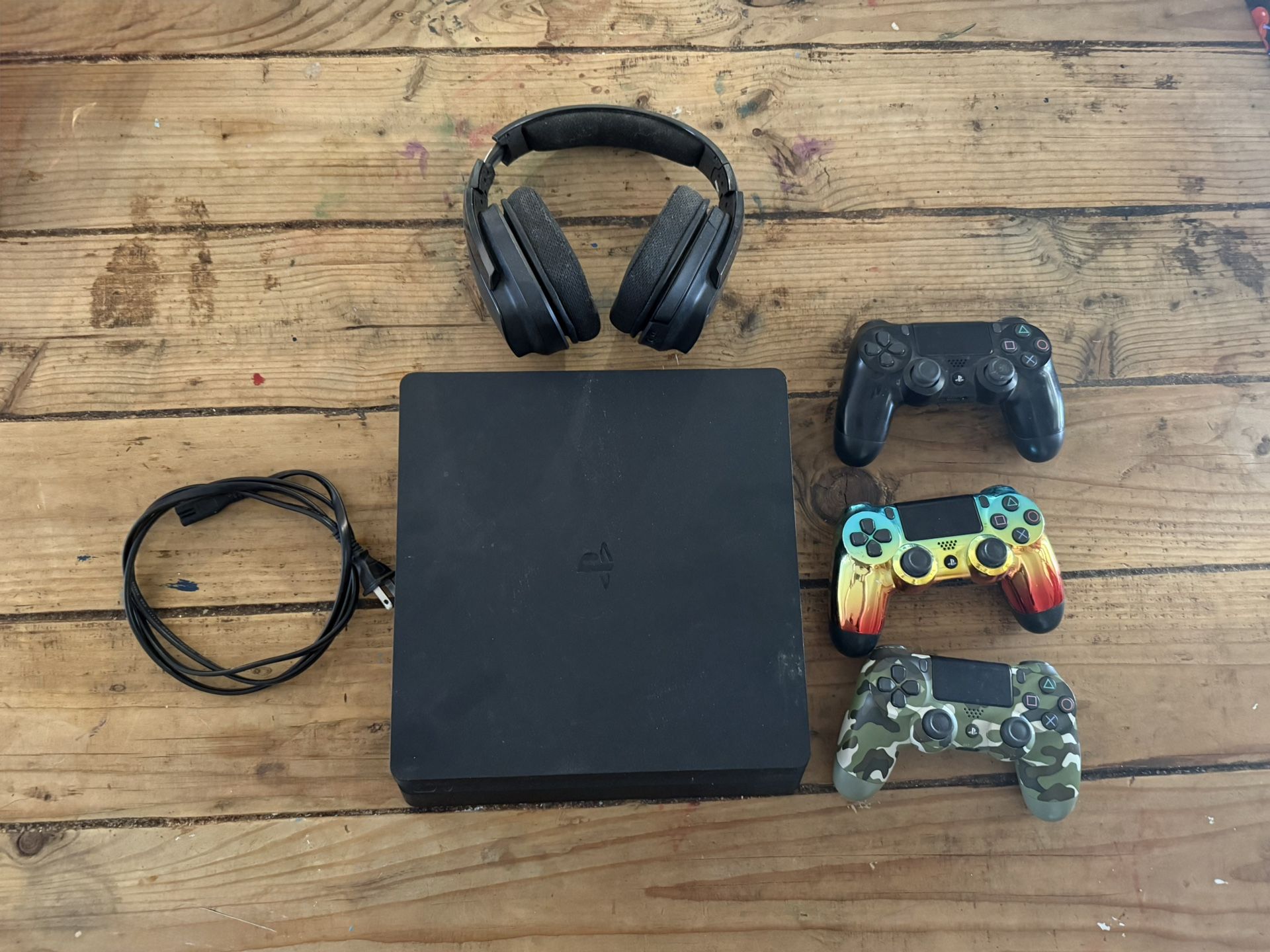🎮 PlayStation 4 Console + 2 Controllers – $150 (OBO)