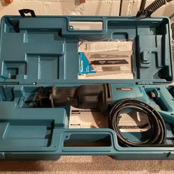 Makita reciprocating saw with case