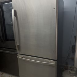 Whirpool 30 Inches Refrigerator 