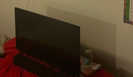 Roku Flat Screen TV (No Remote) - Works Great!