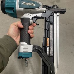 Makita AT1150A 7/16" Medium Crown Stapler 16 Ga