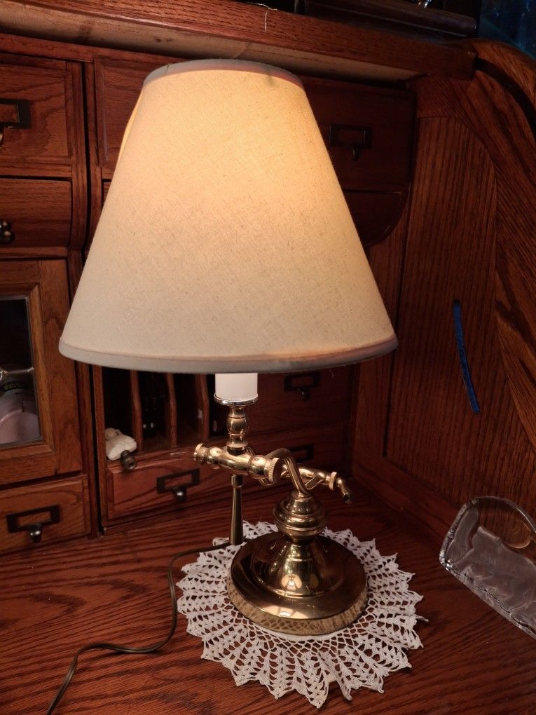 Nice VINTAGE BRASS TABLE LAMP WITH LOTS OF ADJUSTMENTS WORKS GREAT GOOD CONDITION UP TO 22 INCHES TALL REALLY NEAT BRASS TABLE LAMP