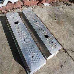 CHEVY CENTER BOLT ALUMINUM  VALVE COVERS!! 60$