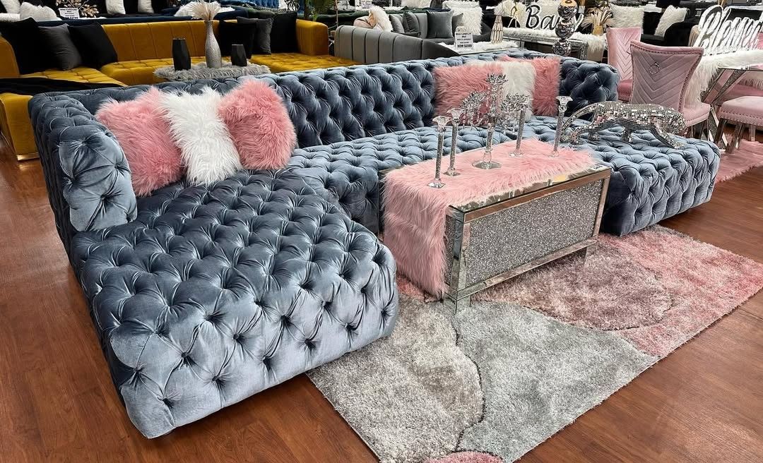 Sectional for sale!!!/ Ask for price. Not free. I speak Spanish. 