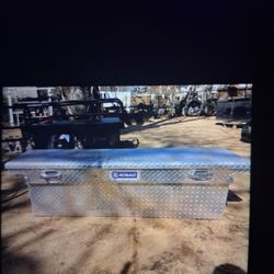TOOL BOX ALMOST NEW WHIT KEY 