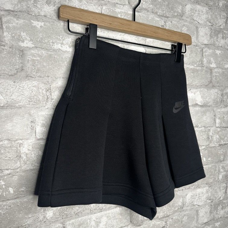 Nike Women's Tech Fleece High Waisted 3” Pleated Shorts NWT Size XL (FV7485-010)