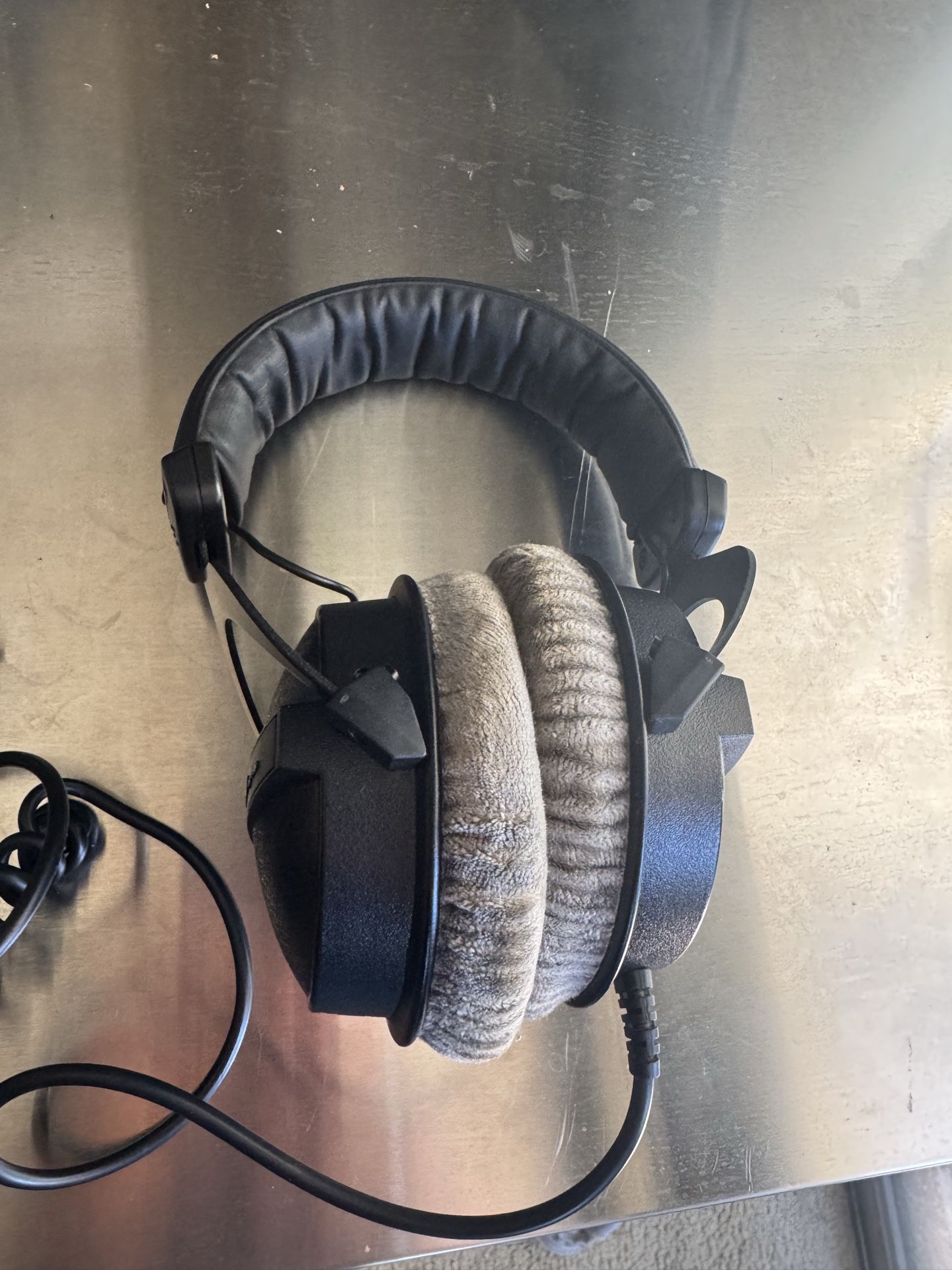 Beyer Dynamic DT-770 PRO 250 OHM. Noise Isolating Studio Headphones