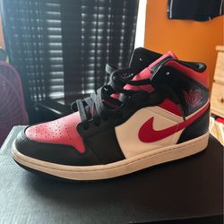 Jordan 1 Mid (9.5)