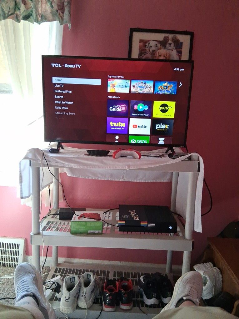 42" Roku Smart Tv With Xbox One And 2 Controller New Cash Only