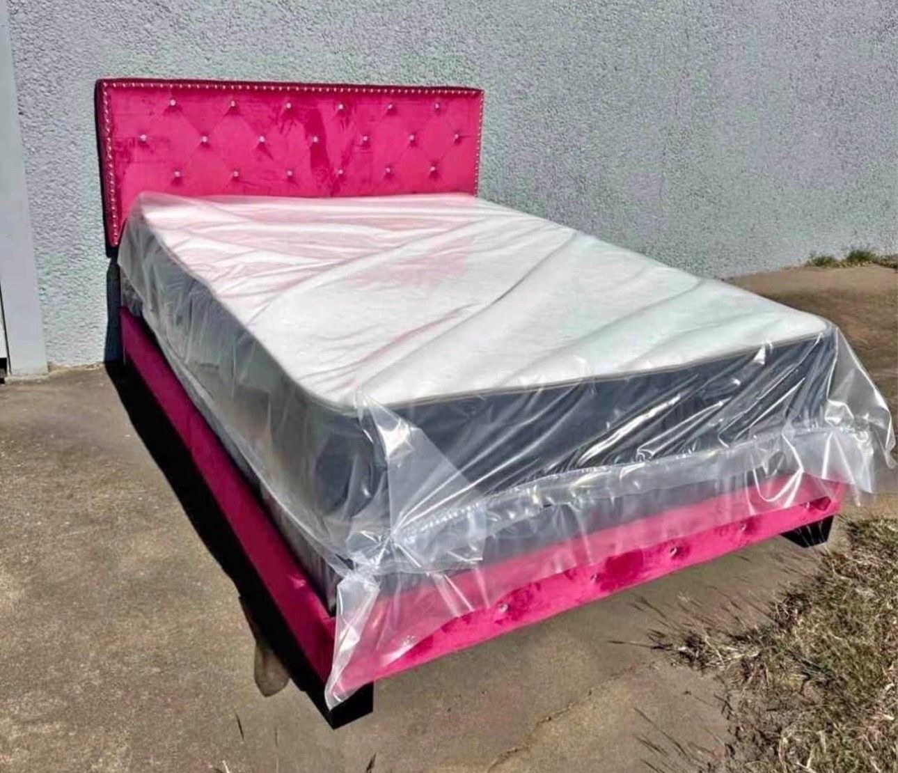 BRAND NEW QUEEN, SIZE, HOT PINK VELVET BED WITH MATTRESS AND BOXSPRING, INCLUDING FREE DELIVERY PAY UPON ARRIVAL
