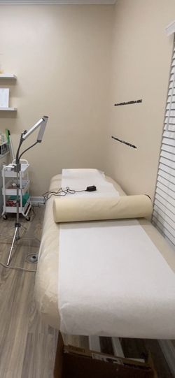 Stronglite Ergo Lift Treatment Table