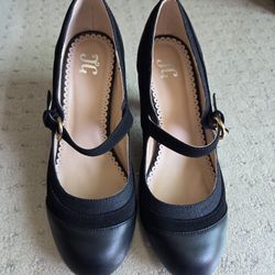 Round Toe Mary Jane Pumps