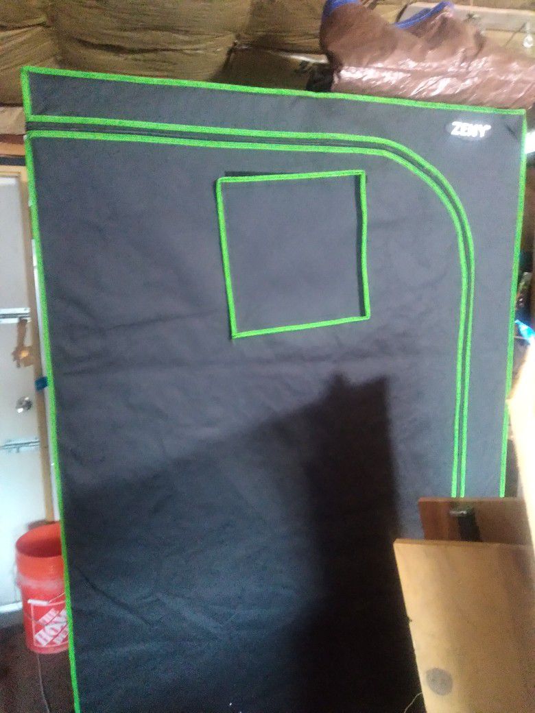Zeny 4×4×8 grow tent with filter, fan, air tubing, 3000 led light. used for one grow, it yielded  8 plants pics above.