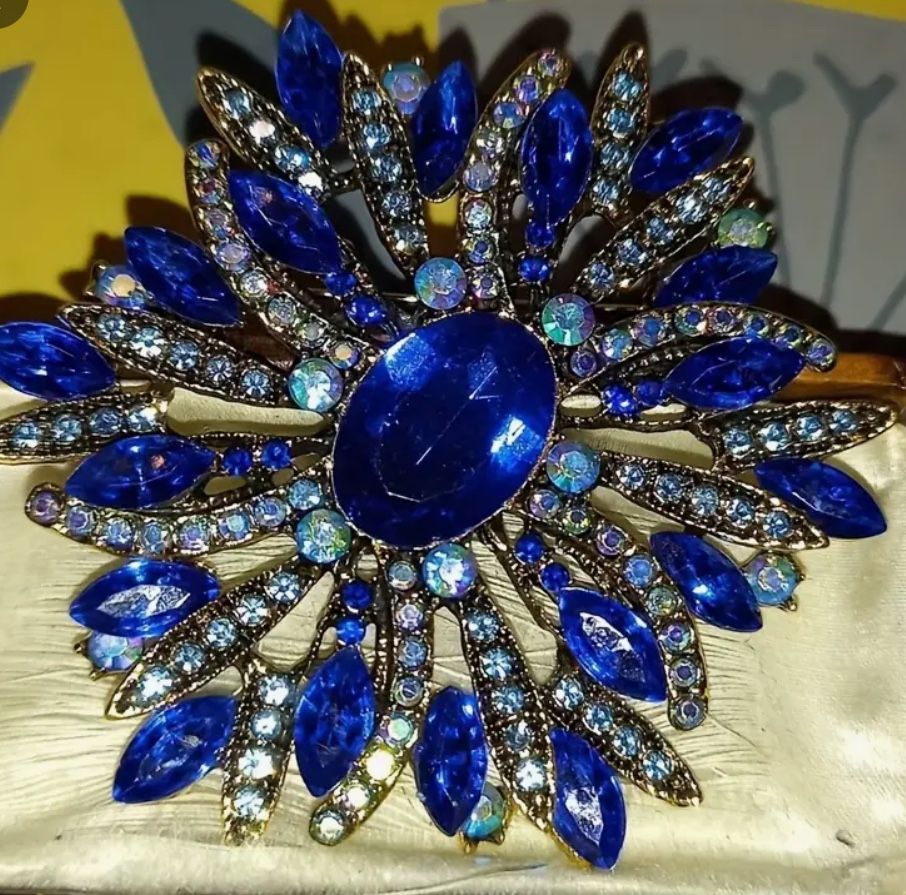 BEAUTIFUL DEEP BLUE BROOCH