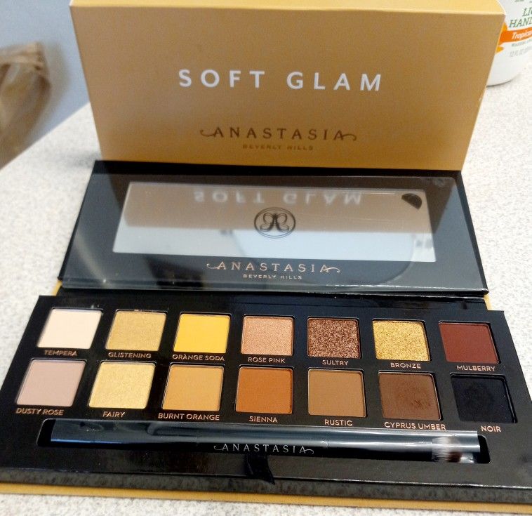 Anastasia Soft Glam