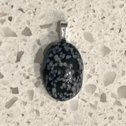 🖤 Pretty, black and gray oval gemstone pendant