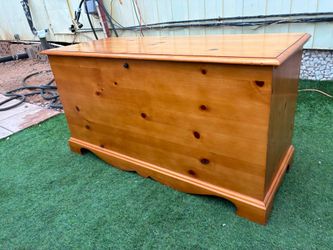 Vintage Lane Cedar-Lined Pine Hope Chest / Storage Trunk
