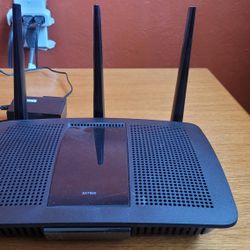 Linksys Router And Range Extender. EA7500  + RE7000 