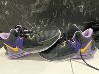 LeBron James Basketball Shoes Size 9 