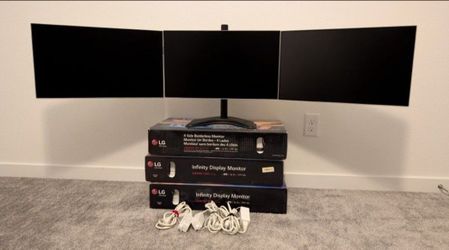 Triple Monitor LG Infinity Display 24" With Stand