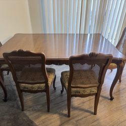 Antique Dining Table With 4 Leaves And 4 Chairs 