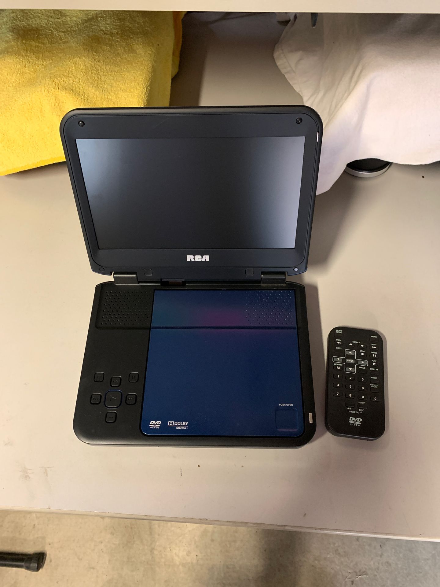 Portable DVD player with screen