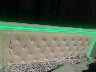 Headboard platform bed