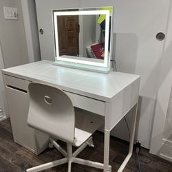 Make Up Vanity With Chair and mirror
