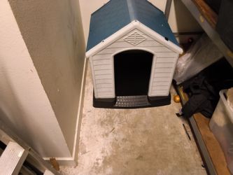 Good condition  doghouse